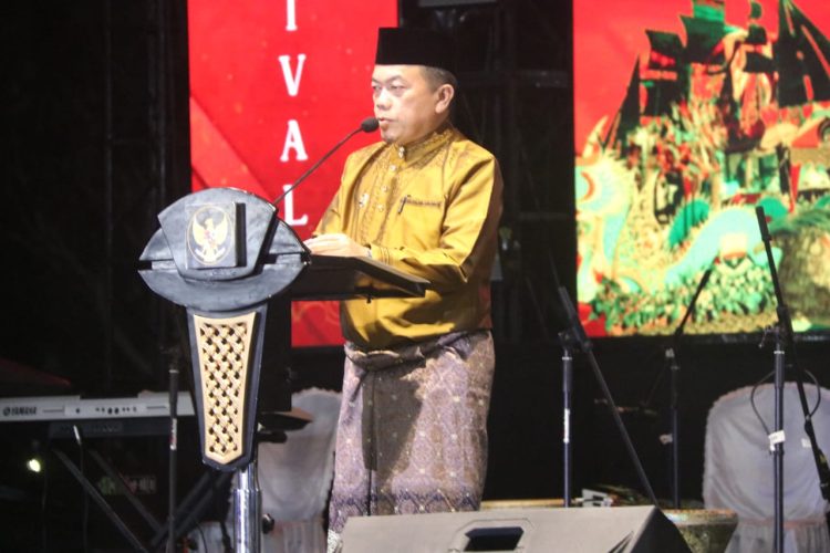 Gubernur Jambi Al Haris saat membuka Festival Batanghari 2025 di RTH Putri Pinang Masak, Sabtu (02/7) (dok.erit - kominfo)