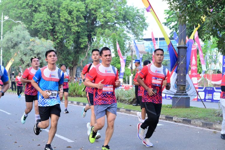 Kapolda Jambi, Irjen Pol Krisno H. Siregar saat ikut lari bersama Peserta Presisi Merdeka Run 2025 berlari dengan semangat di kawasan Perkantoran Gubernur Jambi, Minggu (3/8/2025). (Dok.Stepanus)