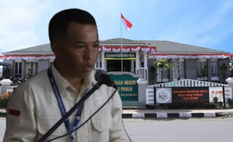 Wandi Adi, Ketua Aliansi Wartawan Kerinci, memberikan pernyataan pers terkait penanganan kasus dugaan korupsi proyek PJU oleh Kejaksaan Negeri Sungai Penuh. (Foto: yola)