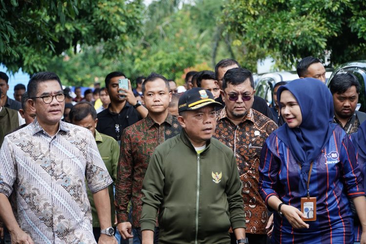 Gubernur Jambi Al Haris didampingi sejumlah pejabat dan perwakilan TVRI Jambi saat meninjau pelaksanaan Gerakan Pangan Murah di halaman Kantor TVRI Jambi, Minggu (3/8/2025). (Dok.Erit - kominfo)