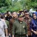Gubernur Jambi Al Haris didampingi sejumlah pejabat dan perwakilan TVRI Jambi saat meninjau pelaksanaan Gerakan Pangan Murah di halaman Kantor TVRI Jambi, Minggu (3/8/2025). (Dok.Erit - kominfo)