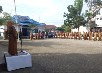 Plt Sekcam Siulak, Tanti Triani, memimpin apel gabungan di halaman Kantor Camat Siulak, Senin (4/8/2025) (dok.yola)
