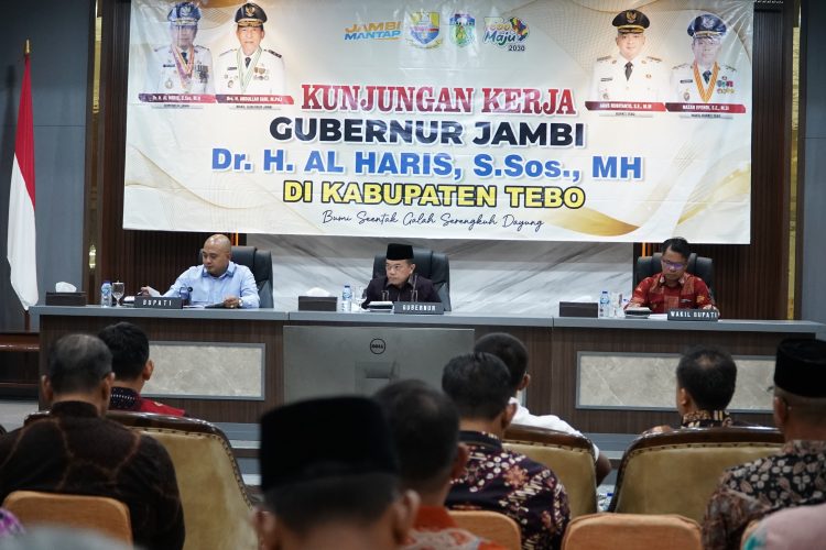 Gubernur Al Haris, (tengah) memimpin rapat koordinasi bersama Bupati Tebo Agus Rubiyanto (kiri) dan Wakil Bupati Tebo Mazlan Efendi (kanan) di Rumah Dinas Bupati Tebo, Selasa (5/8/2025) (dok.erit - kominfo)