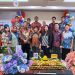Jajaran pimpinan dan karyawan PT Sinar Sentosa Primatama (Sinsen) berfoto bersama dalam perayaan Hari Ulang Tahun ke-58 bertema "Stronger Roots, Bigger Impact", di Kantor Pusat Sinsen, Jambi, Rabu (6/8/2025). (Dok.Yola)
