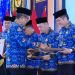Kepala Kantor Wilayah Ditjenpas Jambi, Hidayat, menerima penghargaan STAR ASN peringkat ketiga nasional dari Wakil Menteri Imigrasi dan Pemasyarakatan Silmy Karim, dalam Rapat Koordinasi Dukungan Manajemen Kementerian Imigrasi dan Pemasyarakatan di Jakarta, Rabu (6/8/2025). (Dok. Humas)