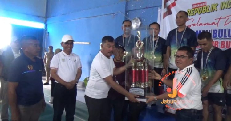 Bupati Kerinci Monadi menyerahkan piala bergilir kepada tim Forum Kepala Puskesmas yang menjuarai Turnamen Bulutangkis Bupati Cup 2, Jumat (8/8/2025).(Dok.Yola)
