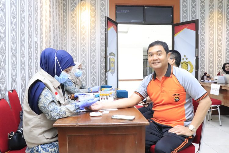 Kabid Humas Polda Jambi, Kombes Pol Mulia Prianto menjalani pemeriksaan kesehatan berkala di Mapolda Jambi, Jumat (8/8/2025). (Dok.Humas)