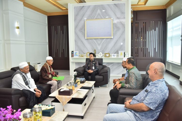 Wakil Wali Kota Jambi, Diza Hazra Aljosha, bersama jajaran pengurus DKM Masjid Raya Magatsari usai silaturahmi di Grha Siginjai, Kamis (7/8/2025). (Dok.Nahar)