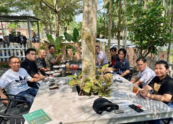 Ketua SMSI Provinsi Jambi, Mukhtadi Putranusa dan pengurus saat rapat rutin membahas verifikasi ulang keanggotaan berbasis teknologi digital,
di sebuah kafe di Mayang Ujung, Jumat (8/8/2025).(Dok.SMSI)