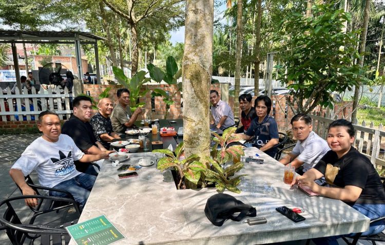 Ketua SMSI Provinsi Jambi, Mukhtadi Putranusa dan pengurus saat rapat rutin membahas verifikasi ulang keanggotaan berbasis teknologi digital,
di sebuah kafe di Mayang Ujung, Jumat (8/8/2025).(Dok.SMSI)