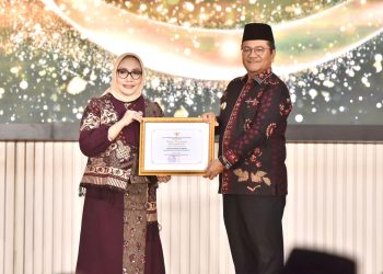 Wali Kota Jambi Maulana menerima penghargaan Kota Layak Anak kategori Peringkat Utama dari Menteri PPPA Arifatul Choiri Fauzi di Auditorium KH. M. Rasjidi, Jakarta, Jumat (8/8/2025) malam. (Dok. Kominfo)