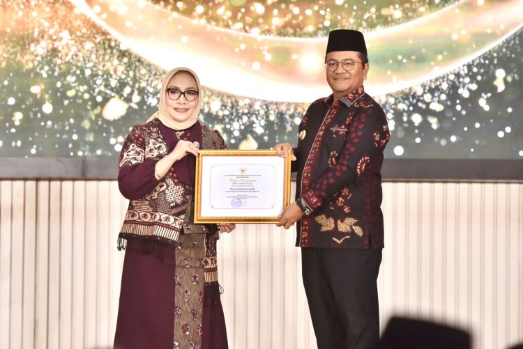 Wali Kota Jambi Maulana menerima penghargaan Kota Layak Anak kategori Peringkat Utama dari Menteri PPPA Arifatul Choiri Fauzi di Auditorium KH. M. Rasjidi, Jakarta, Jumat (8/8/2025) malam. (Dok. Kominfo)