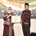 Wali Kota Jambi Maulana menerima penghargaan Kota Layak Anak kategori Peringkat Utama dari Menteri PPPA Arifatul Choiri Fauzi di Auditorium KH. M. Rasjidi, Jakarta, Jumat (8/8/2025) malam. (Dok. Kominfo)