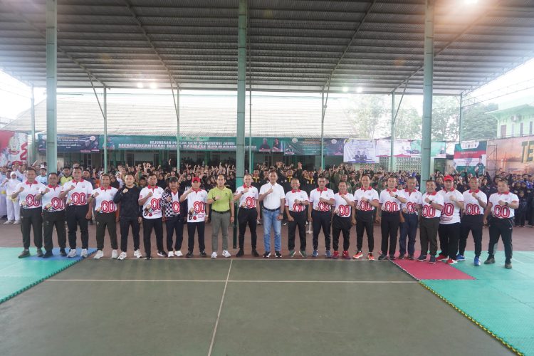 Kasrem 042/Gapu Kolonel Inf Slamet Riadi (tengah) bersama jajaran dan peserta turnamen berfoto bersama pada pembukaan Open Turnamen Piala Danrem 042/Gapu di Makorem 042/Gapu, Jambi, Sabtu (9/8/2025). (Dok.Nahar)