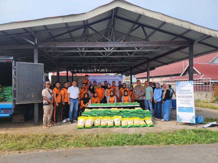 Personel Polda Jambi dan Bulog berfoto bersama pada pelaksanaan Gerakan Pangan Murah di Mako Polairud Polda Jambi, Sabtu (9/8/2025). (Dok.Nahar)