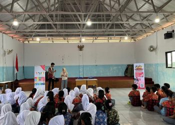"Tim Sinsen saat memberikan sosialisasi program AHM Best Student 2025 kepada siswa SMA di Jambi, yang mengusung tema ‘Gen Z Do Small Things, Big Impact’, Sabtu (9/8/2025). (Dok.nahar)