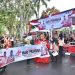 Peserta dari Kwartir Ranting Danau Sipin membawa spanduk bertema Semarak Hari Pramuka ke-64 saat melintas di depan panggung kehormatan di kawasan Tugu Keris Siginjai, Kota Jambi, Sabtu (9/8/2025). (Dok.Stepanus)