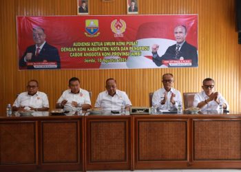 Ketum KONI Pusat Letjen TNI (Purn) Marciano Norman saat audiensi dengan KONI kabupaten/kota dan Pengprov Cabor anggota KONI Provinsi Jambi di Aula KONI Jambi, Minggu (10/8/2025).(Dok.Stepanus)