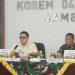 Ketua Tim Reses Komisi I DPR RI dr. Dave Akbarshah Fikarno Laksono, M.E. bersama Danrem 042/Gapu Brigjen TNI Heri Purwanto, S.E., M.Sc. saat Rapat Dengar Pendapat di Makorem 042/Gapu, Jambi, Senin (11/8/2025).(Dok.Penrem)
