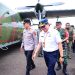 Kapolda Jambi Irjen Pol. Krisno H. Siregar bersama pejabat Forkopimda meninjau pesawat untuk Operasi Modifikasi Cuaca di Posko Udara Karhutla Provinsi Jambi, Senin (11/8/2025) . (Dok.Nahar)