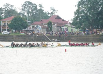 Tim peserta lomba dayung adu kecepatan di Danau Sipin, Jambi, dalam rangka Open Turnamen Piala Danrem 042/Gapu memperingati HUT ke-80 Kemerdekaan RI, Selasa (12/8/2025). (Dok.Nahar)