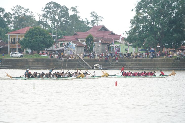 Tim peserta lomba dayung adu kecepatan di Danau Sipin, Jambi, dalam rangka Open Turnamen Piala Danrem 042/Gapu memperingati HUT ke-80 Kemerdekaan RI, Selasa (12/8/2025). (Dok.Nahar)