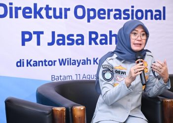Plt Direktur Utama Jasa Raharja, Dewi Aryani Suzana, memberikan arahan pada kegiatan Pembinaan Operasional di Kantor Wilayah Kepulauan Riau, Batam, Senin (11/8/2025).(dok.humas JR Jambi)