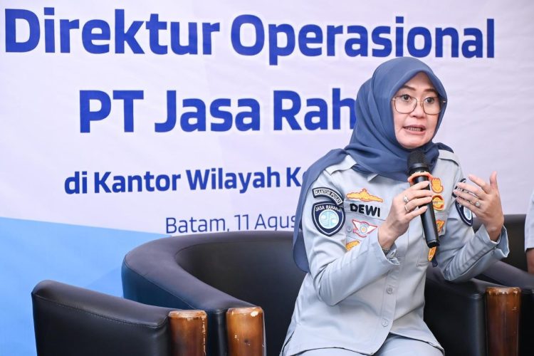 Plt Direktur Utama Jasa Raharja, Dewi Aryani Suzana, memberikan arahan pada kegiatan Pembinaan Operasional di Kantor Wilayah Kepulauan Riau, Batam, Senin (11/8/2025).(dok.humas JR Jambi)