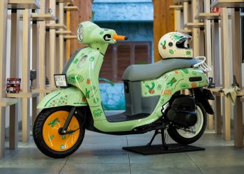 Yamaha Fazzio Hybrid warna Sage Green milik Sarif, pemuda asal Yogyakarta, tampil unik dengan stiker bertema mikroorganisme dan velg wheeldop, modifikasi yang seluruhnya dikerjakan secara mandiri (dok.yamaha Jambi)