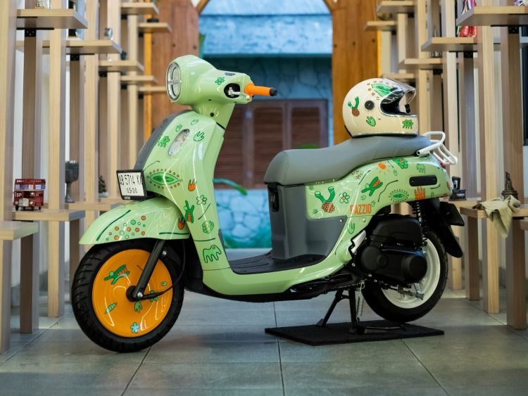 Yamaha Fazzio Hybrid warna Sage Green milik Sarif, pemuda asal Yogyakarta, tampil unik dengan stiker bertema mikroorganisme dan velg wheeldop, modifikasi yang seluruhnya dikerjakan secara mandiri (dok.yamaha Jambi)