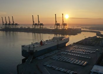 Kapal sandar di salah satu terminal Pelindo saat matahari terbit, menggambarkan aktivitas bongkar muat dan distribusi logistik di pelabuhan yang menopang kinerja perusahaan (dok.humas Pelindo jambi)