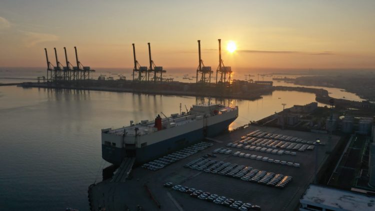 Kapal sandar di salah satu terminal Pelindo saat matahari terbit, menggambarkan aktivitas bongkar muat dan distribusi logistik di pelabuhan yang menopang kinerja perusahaan (dok.humas Pelindo jambi)
