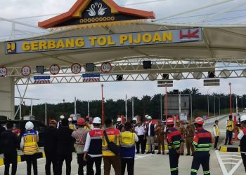 Sejumlah pejabat dan pekerja konstruksi meninjau Gerbang Tol Pijoan-Tempino di Provinsi Jambi.(dok.stepanus)