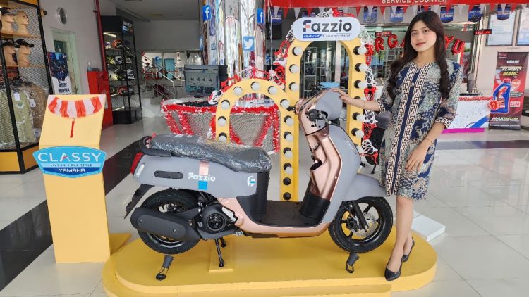 Sales Yamaha Flagship Shop Jambi memperkenalkan Yamaha Fazzio yang menjadi bagian promo HUT ke-80 RI, di gerai resmi Jalan Gatot Subroto, Kota Jambi, Kamis (14/8/2025). (dok.Yamaha)