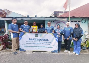 Petugas dan klien Balai Pemasyarakatan (Bapas) Kelas I Jambi menyerahkan paket sembako kepada warga sekitar dalam rangkaian aksi sosial menyambut HUT ke-80 RI di Jambi, Jumat (15/8/2025). (Dok.Stepanus)
