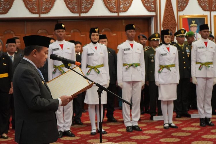 Gubernur Jambi Al Haris membacakan ikrar saat pengukuhan 54 anggota Paskibraka Provinsi Jambi Tahun 2025 di Rumah Dinas Gubernur (dok.Erit - kominfo)