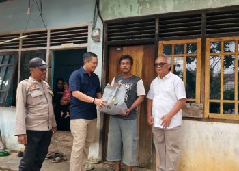 Kakanwil Ditjenpas Jambi, Hidayat menyerahkan bantuan sosial secara door to door kepada warga di Jambi, Jumat (16/8/2025) (dok.Nahar)