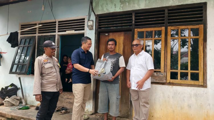 Kakanwil Ditjenpas Jambi, Hidayat menyerahkan bantuan sosial secara door to door kepada warga di Jambi, Jumat (16/8/2025) (dok.Nahar)