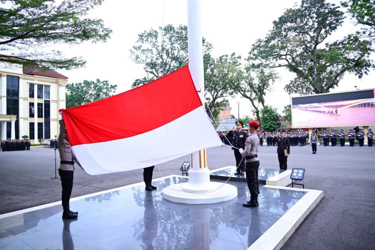 Personel Polda Jambi mengibarkan Bendera Merah Putih dalam upacara peringatan HUT ke-80 RI di Mapolda Jambi, Minggu (17/8/2025). (Dok.Humas Polda Jambi)