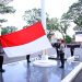 Personel Polda Jambi mengibarkan Bendera Merah Putih dalam upacara peringatan HUT ke-80 RI di Mapolda Jambi, Minggu (17/8/2025). (Dok.Humas Polda Jambi)
