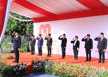 Ketua Dewan Komisioner OJK Mahendra Siregar memimpin upacara peringatan HUT ke-80 Kemerdekaan Republik Indonesia di Lapangan Banteng, Jakarta, Minggu (17/8/2025). (Dok.Humas OJK Jambi)