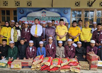 Ketua DPD I Golkar Provinsi Jambi sekaligus Anggota DPR RI, H. Cek Endra, bersama pengurus Golkar menyerahkan bantuan sembako dalam kegiatan bakti sosial di Panti Asuhan Muhammadiyah dan Panti Asuhan Baiturrahman, Kota Jambi, Minggu (17/8/2025). (Dok.Daus)
