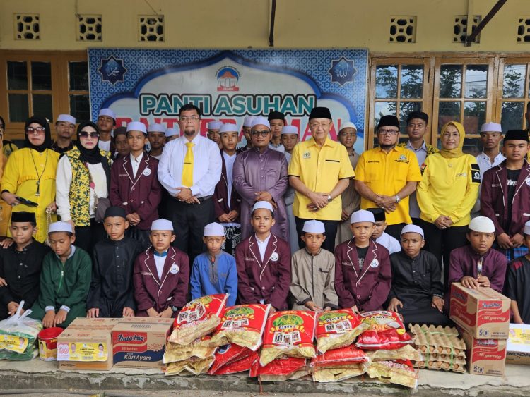 Ketua DPD I Golkar Provinsi Jambi sekaligus Anggota DPR RI, H. Cek Endra, bersama pengurus Golkar menyerahkan bantuan sembako dalam kegiatan bakti sosial di Panti Asuhan Muhammadiyah dan Panti Asuhan Baiturrahman, Kota Jambi, Minggu (17/8/2025). (Dok.Daus)