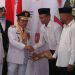Gubernur Jambi Al Haris menyerahkan remisi secara simbolis kepada warga binaan di Lapas Kelas IIA Jambi pada peringatan HUT ke-80 Kemerdekaan RI, Minggu (17/8/2025). (Dok.Nahar)