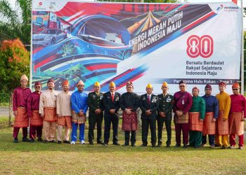 General Manager PHR Zona 1, Hari Widodo, bersama jajaran manajemen, veteran, dan perwira Pertamina mengenakan busana adat Melayu saat upacara peringatan HUT ke-80 RI di Jambi, Minggu (17/8/2025).(dok.yola)