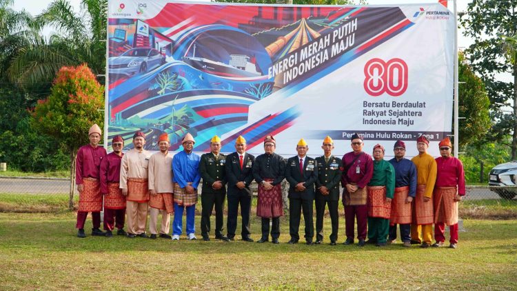 General Manager PHR Zona 1, Hari Widodo, bersama jajaran manajemen, veteran, dan perwira Pertamina mengenakan busana adat Melayu saat upacara peringatan HUT ke-80 RI di Jambi, Minggu (17/8/2025).(dok.yola)