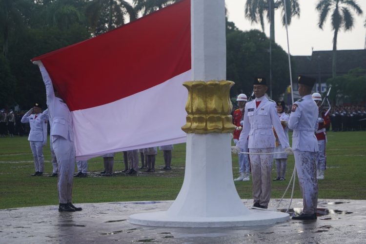 Paskibraka menurunkan Sang Merah Putih dalam upacara penurunan bendera HUT RI ke-80 di Halaman Kantor Gubernur Jambi, Sabtu (17/8/2025). (Dok.Nahar)