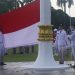 Paskibraka menurunkan Sang Merah Putih dalam upacara penurunan bendera HUT RI ke-80 di Halaman Kantor Gubernur Jambi, Sabtu (17/8/2025). (Dok.Nahar)