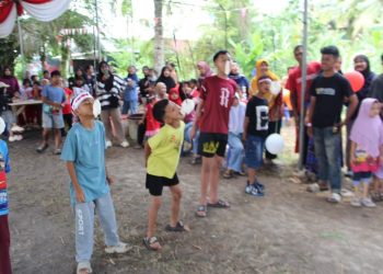 Anak-anak antusias mengikuti lomba makan kerupuk dalam rangka memeriahkan HUT ke-80 Kemerdekaan RI yang digelar warga Lorong Teratai RT 37 Bakung Jaya, Kota Jambi, Minggu (17/8/2025). (Dok. Daus)