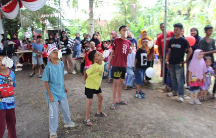 Anak-anak antusias mengikuti lomba makan kerupuk dalam rangka memeriahkan HUT ke-80 Kemerdekaan RI yang digelar warga Lorong Teratai RT 37 Bakung Jaya, Kota Jambi, Minggu (17/8/2025). (Dok. Daus)